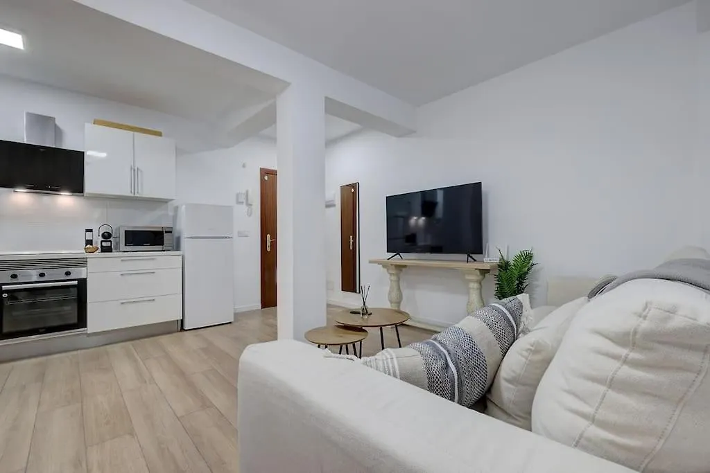 Modern & Vibrant, Urban Holiday Flat Fuengirola