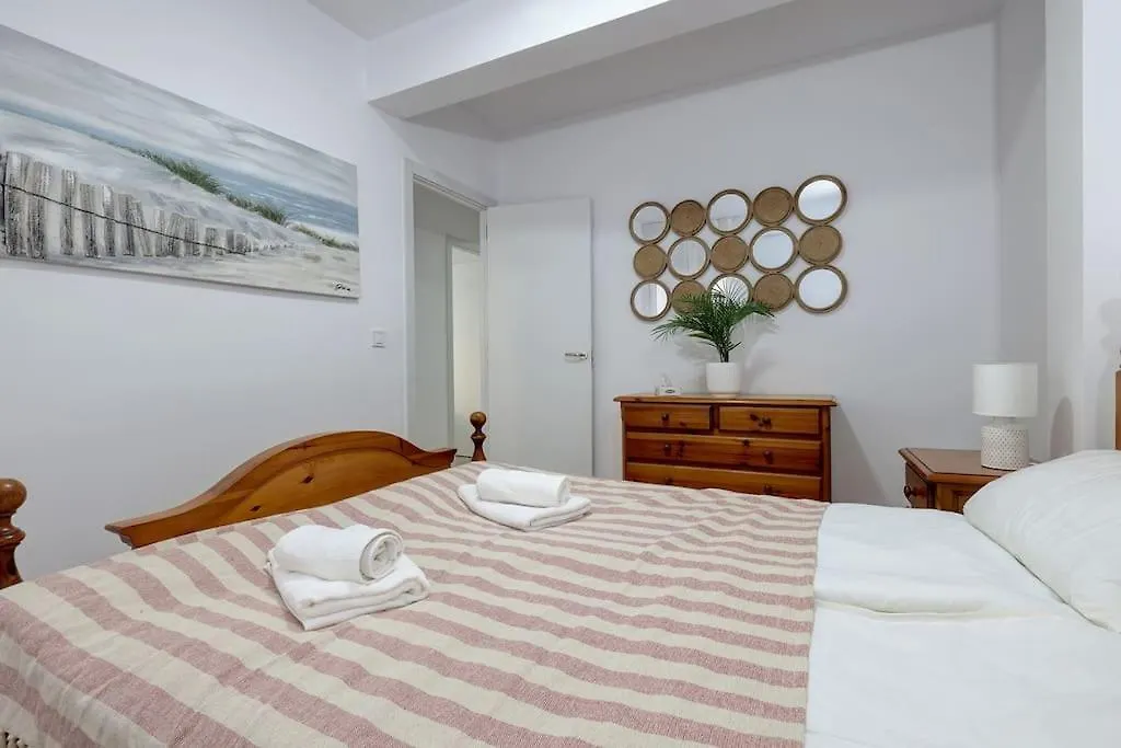 Modern & Vibrant, Urban Holiday Flat Fuengirola